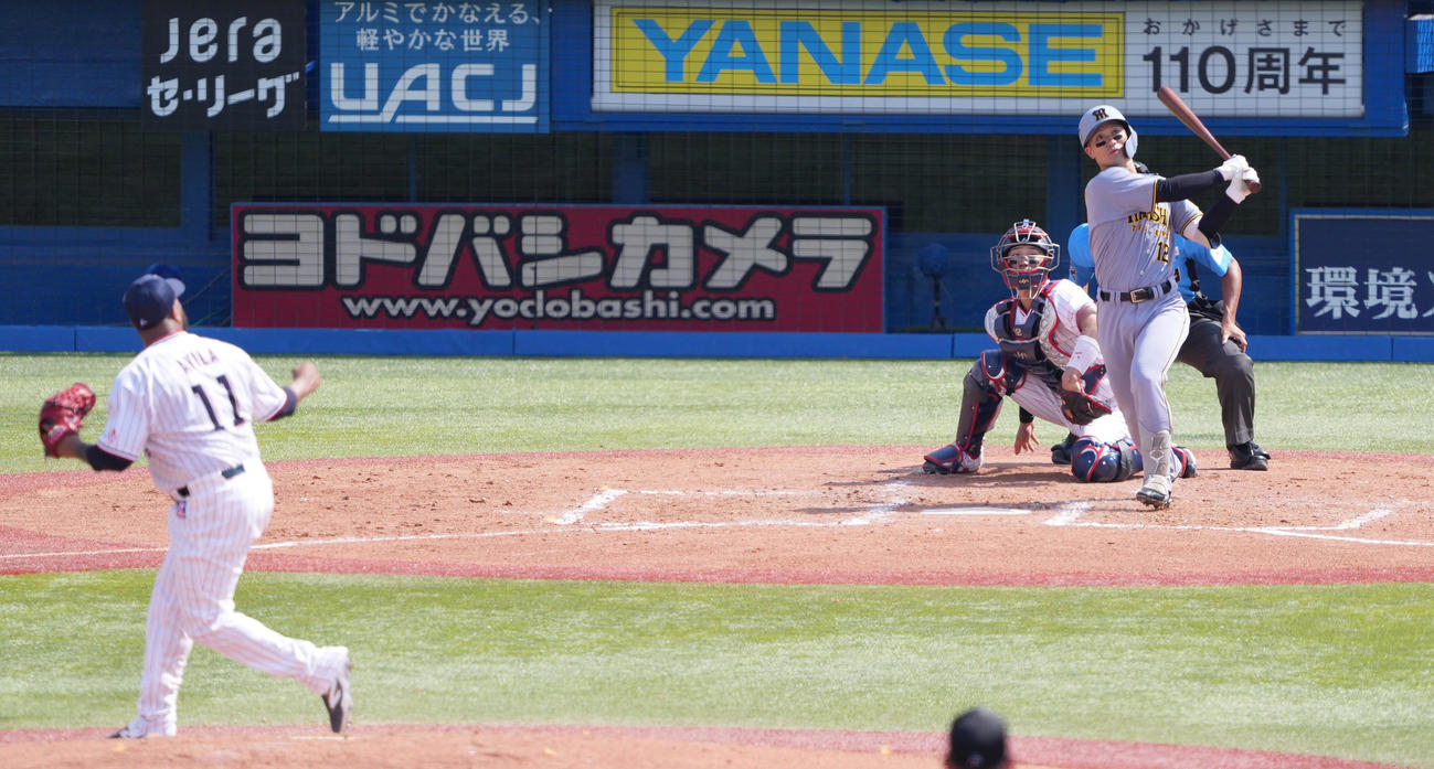 ヤクルト対阪神　5回表阪神無死一、三塁、中適時二塁打を放つ坂本。投手アビラ（撮影・鈴木みどり）