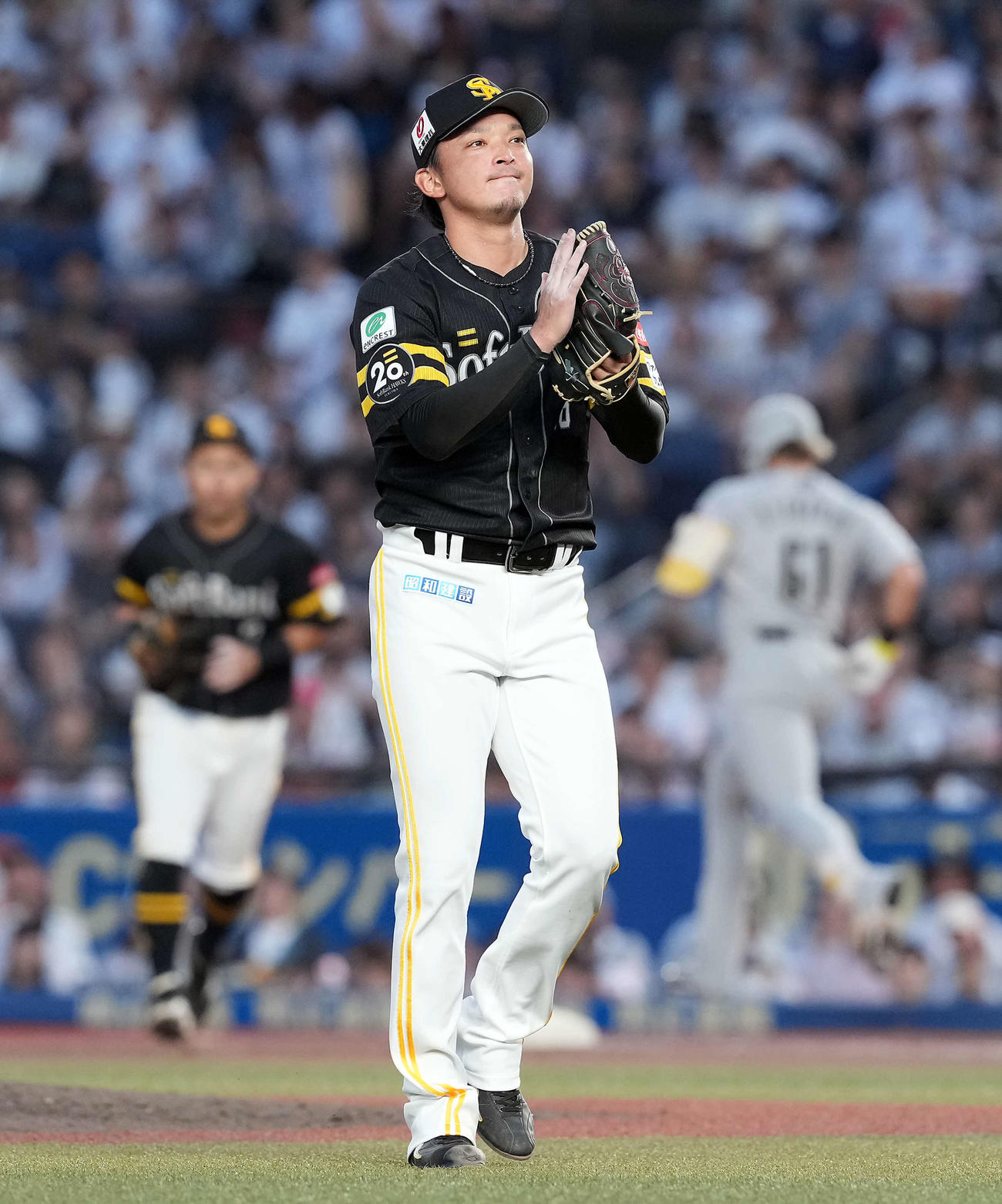 ロッテ対ソフトバンク　6回裏ロッテ2死一塁、山本を遊ゴロに仕留めグラブをたたく東浜（撮影・たえ見朱実）