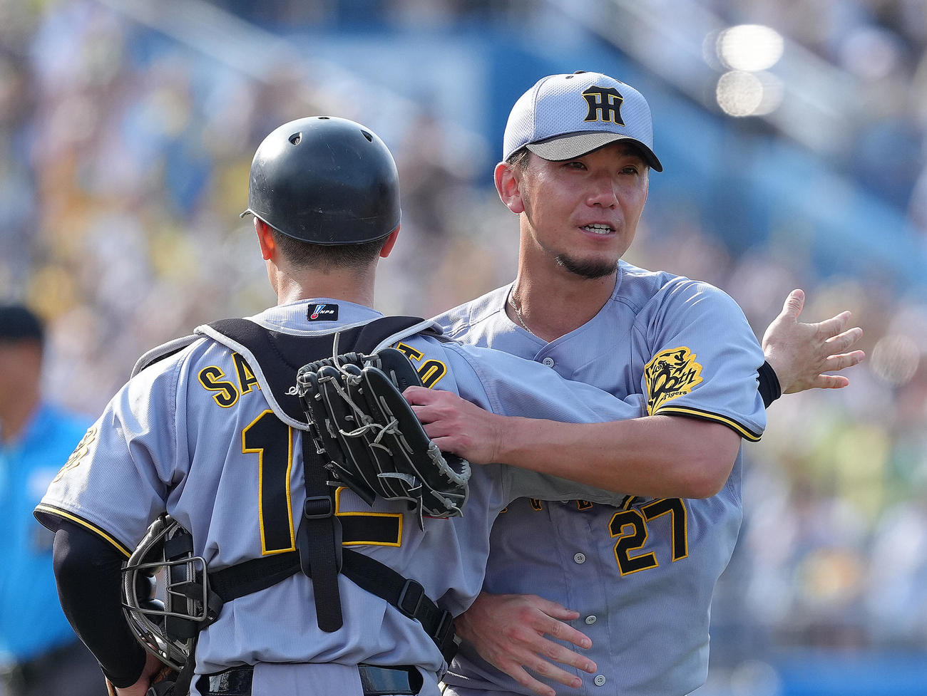 ヤクルト対阪神　完封勝利を飾った阪神伊藤将（右）は坂本誠志郎と抱き合う（撮影・足立雅史）