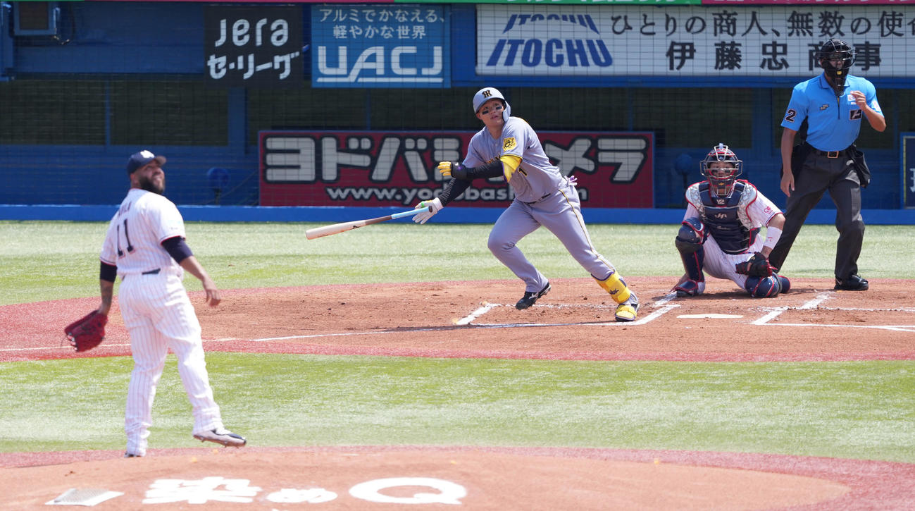 ヤクルト対阪神　1回表阪神2死、左中間に先制のソロ本塁打を放つ森下。投手アビラ（撮影・鈴木みどり）
