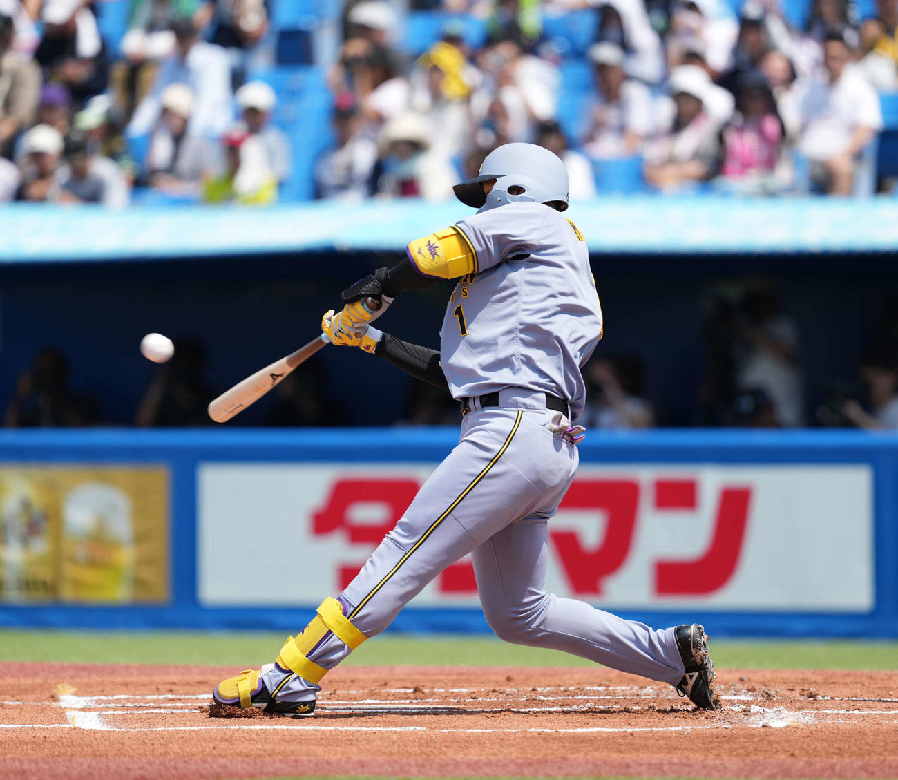 ヤクルト対阪神　1回表阪神2死、左越え本塁打を放つ森下（撮影・井上学）