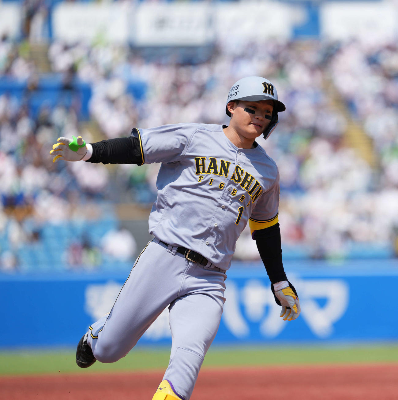 ヤクルト対阪神　1回表阪神2死、左越え本塁打を放つ森下（撮影・井上学）