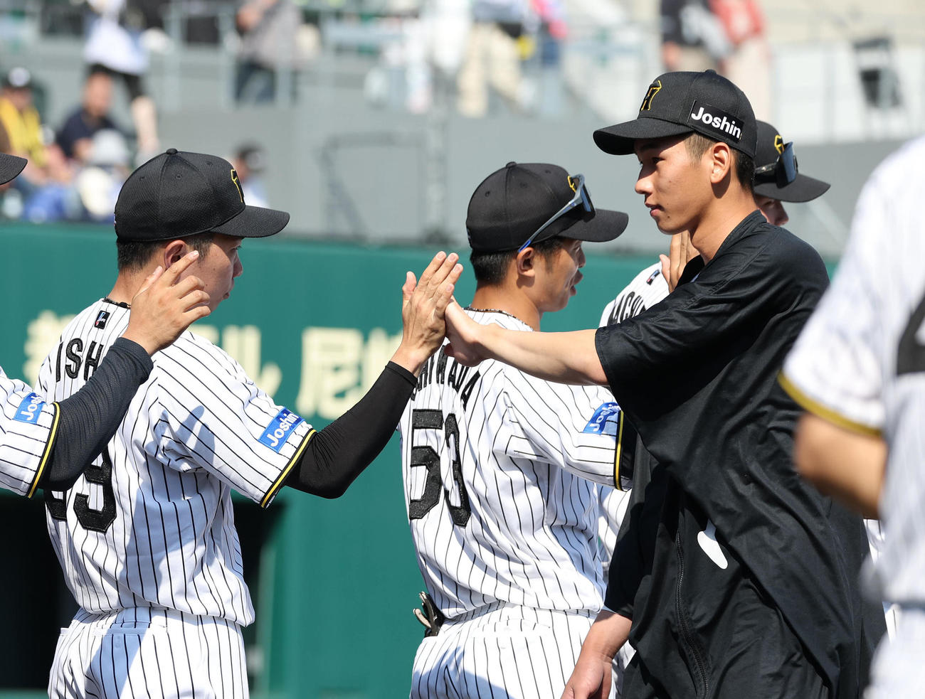 ウエスタン・リーグ阪神対中日　中日に勝利してタッチを交わす石井（左）と今朝丸（撮影・白石智彦）