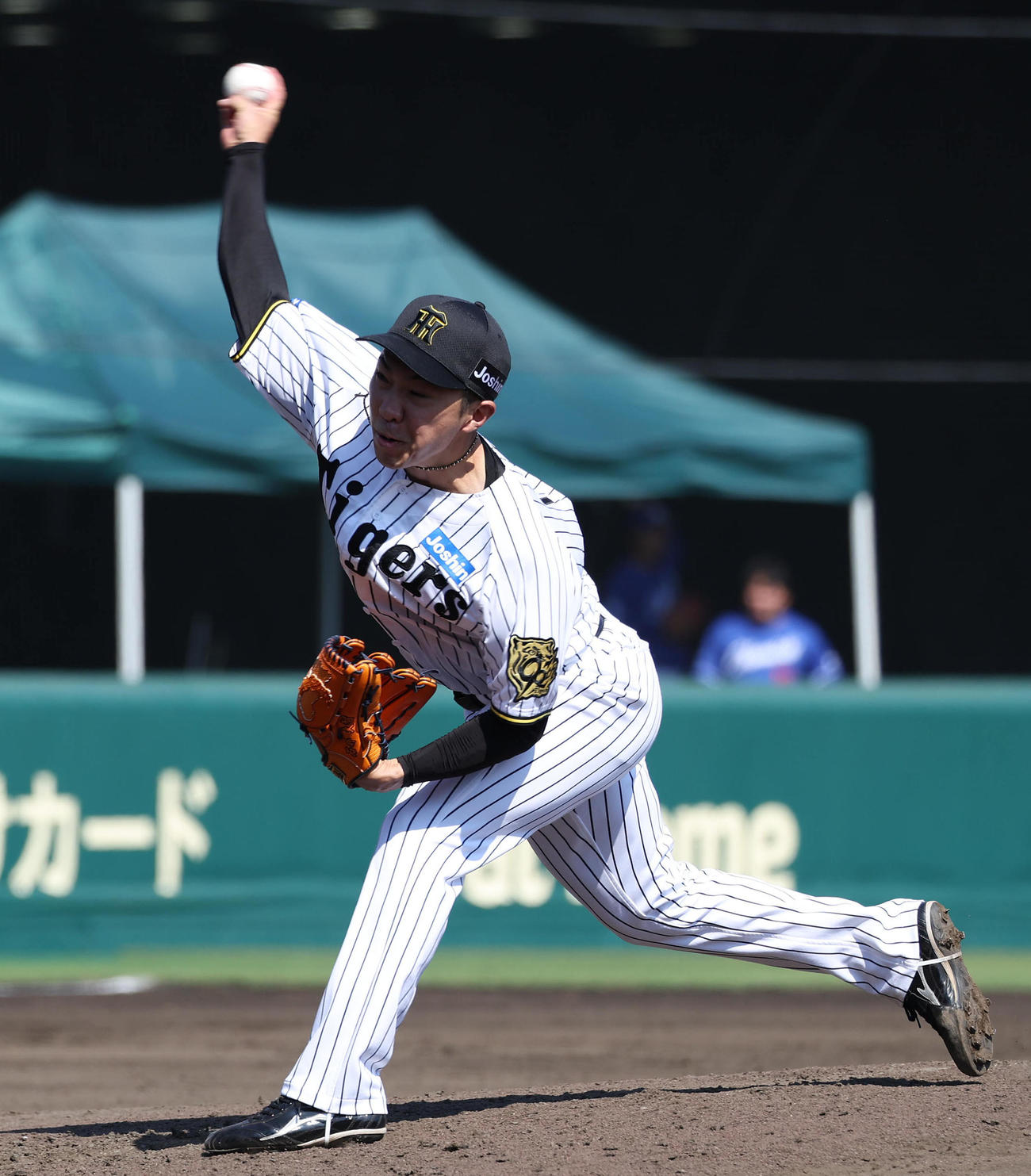 ウエスタン・リーグ阪神対中日　8回表に阪神2番手で力投する石井（撮影・白石智彦）