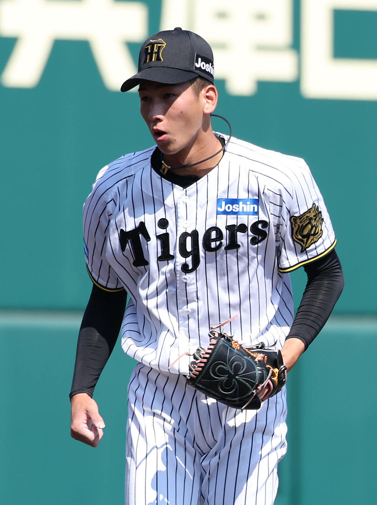 ウエスタン・リーグ阪神対中日　7回表中日2死、一、二塁、川上を空振り三振にして小さくガッツポーズする今朝丸（撮影・白石智彦）