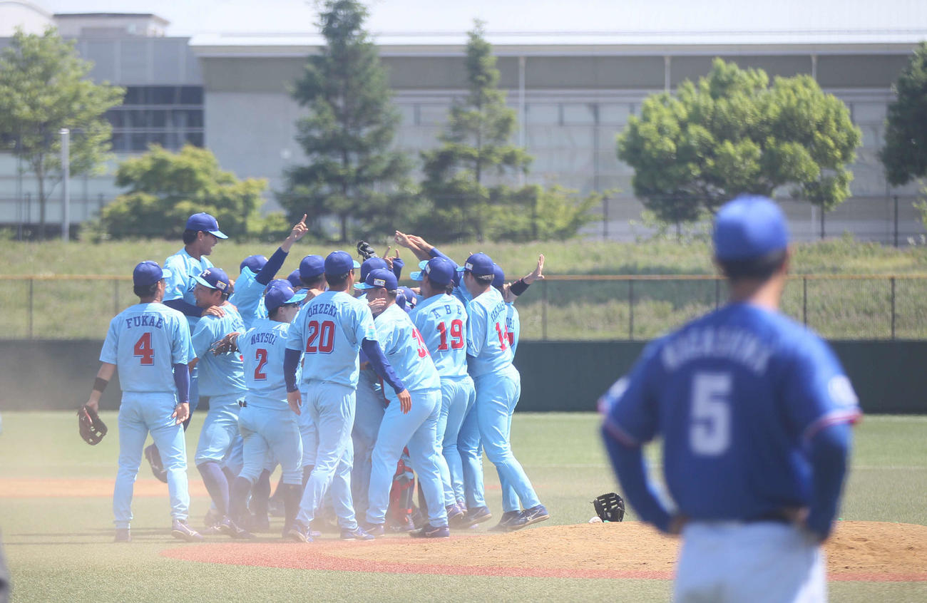 七十七銀行対TDK　勝利しマウンドで喜びを分かち合うTDKの選手ら（撮影・高橋香奈）