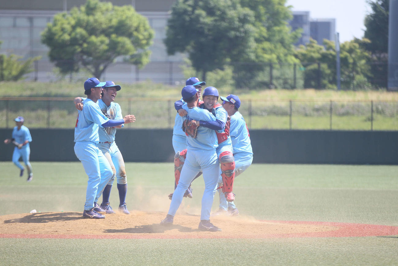 七十七銀行対TDK　勝利しマウンドで喜びを分かち合うTDKの選手ら（撮影・高橋香奈）