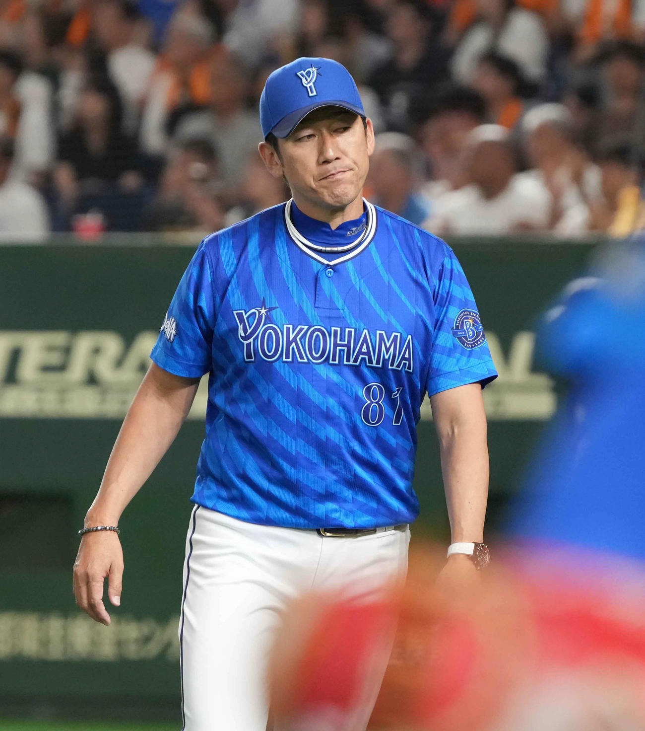 巨人対DeNA　選手交代を告げベンチへ引き揚げるDeNA三浦監督（撮影・小沢裕）