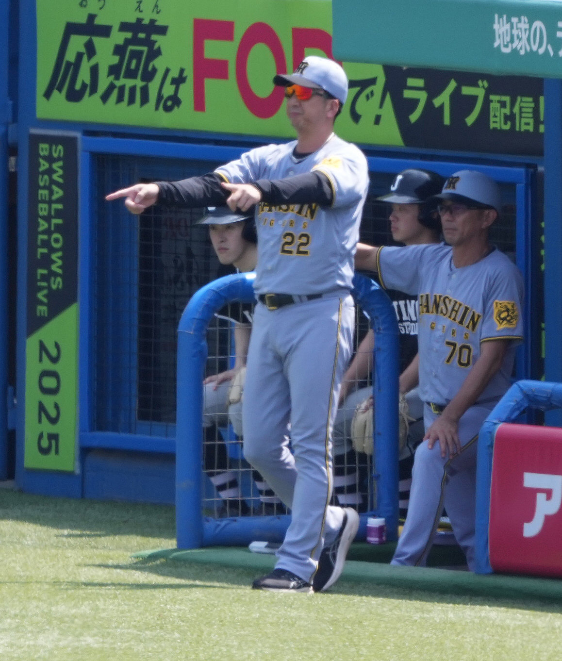 ヤクルト対阪神　1回裏ヤクルト2死一、二塁、一塁走者オスナのけん制セーフの判定を受けリクエストを行使する藤川球児監督（2025年6月29日撮影）