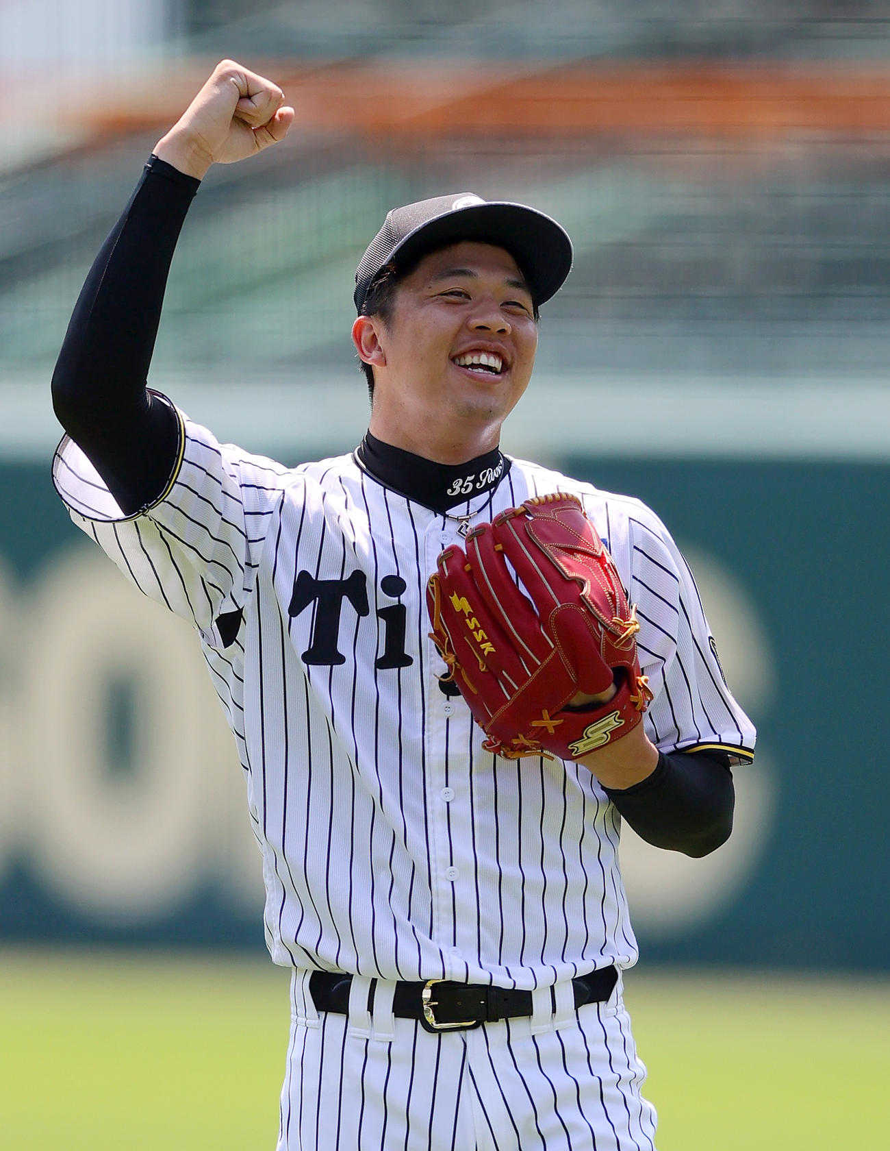 投手指名練習でリラックスした表情を見せる阪神才木（撮影・上山淳一）