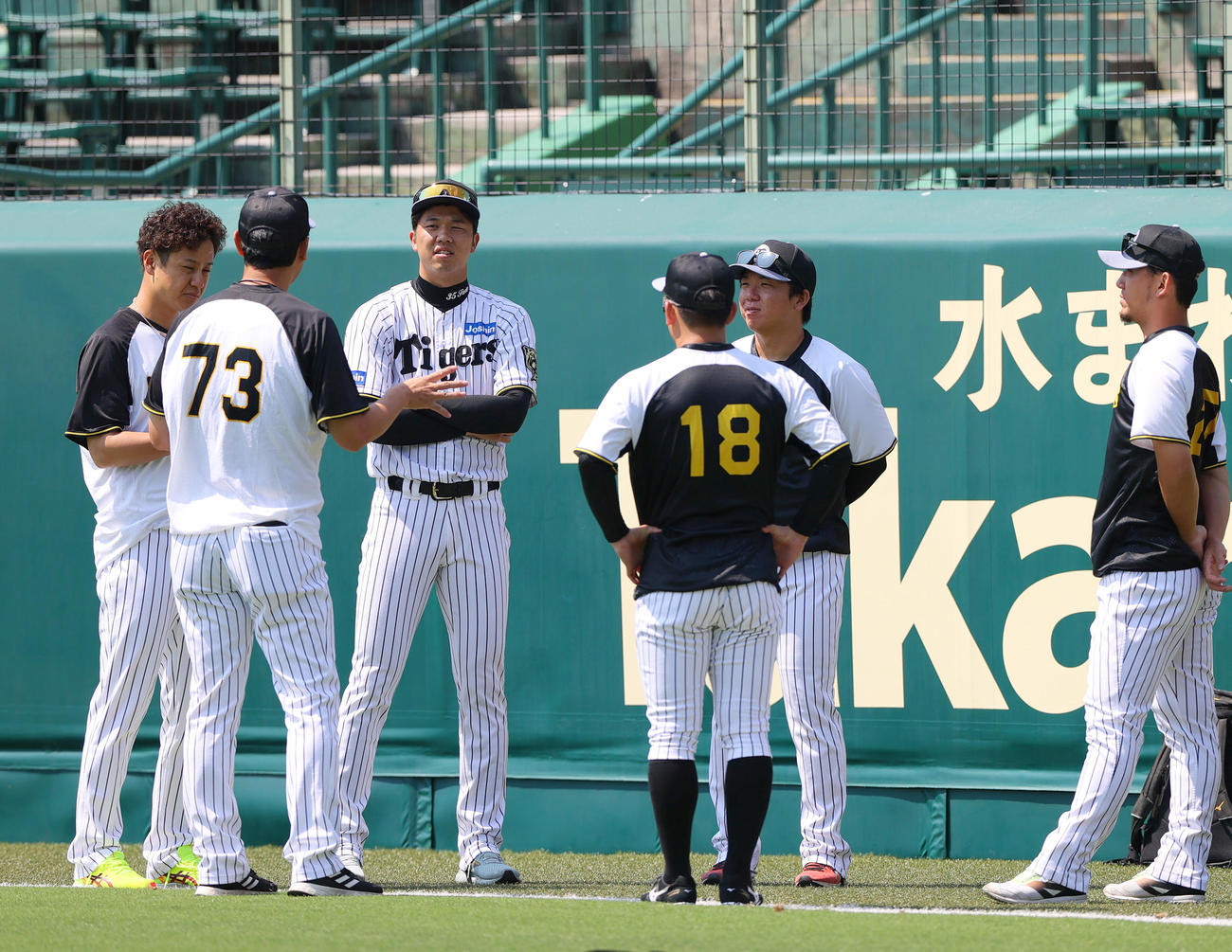 投手指名練習する、左から大竹、金村投手コーチ、才木、伊原、村上、伊藤将（撮影・上山淳一）