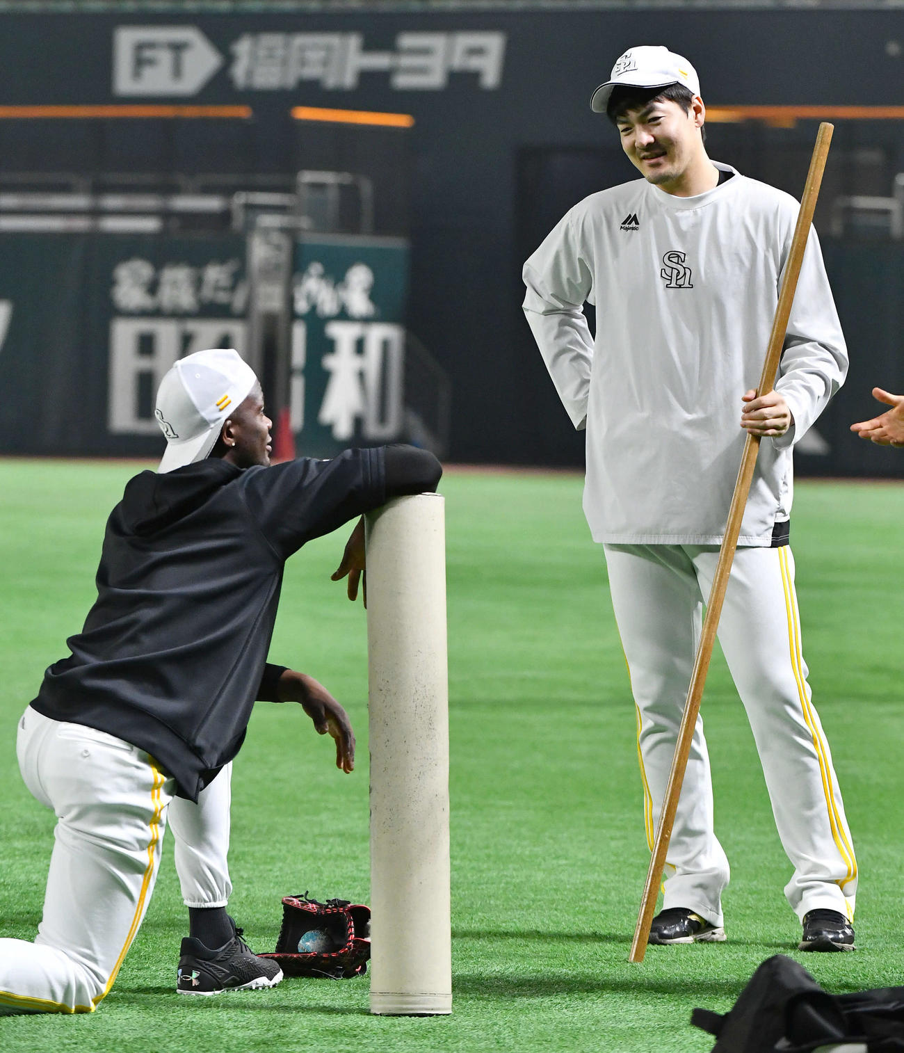 モイネロ（左）と話すソフトバンク有原（撮影・岩下翔太）