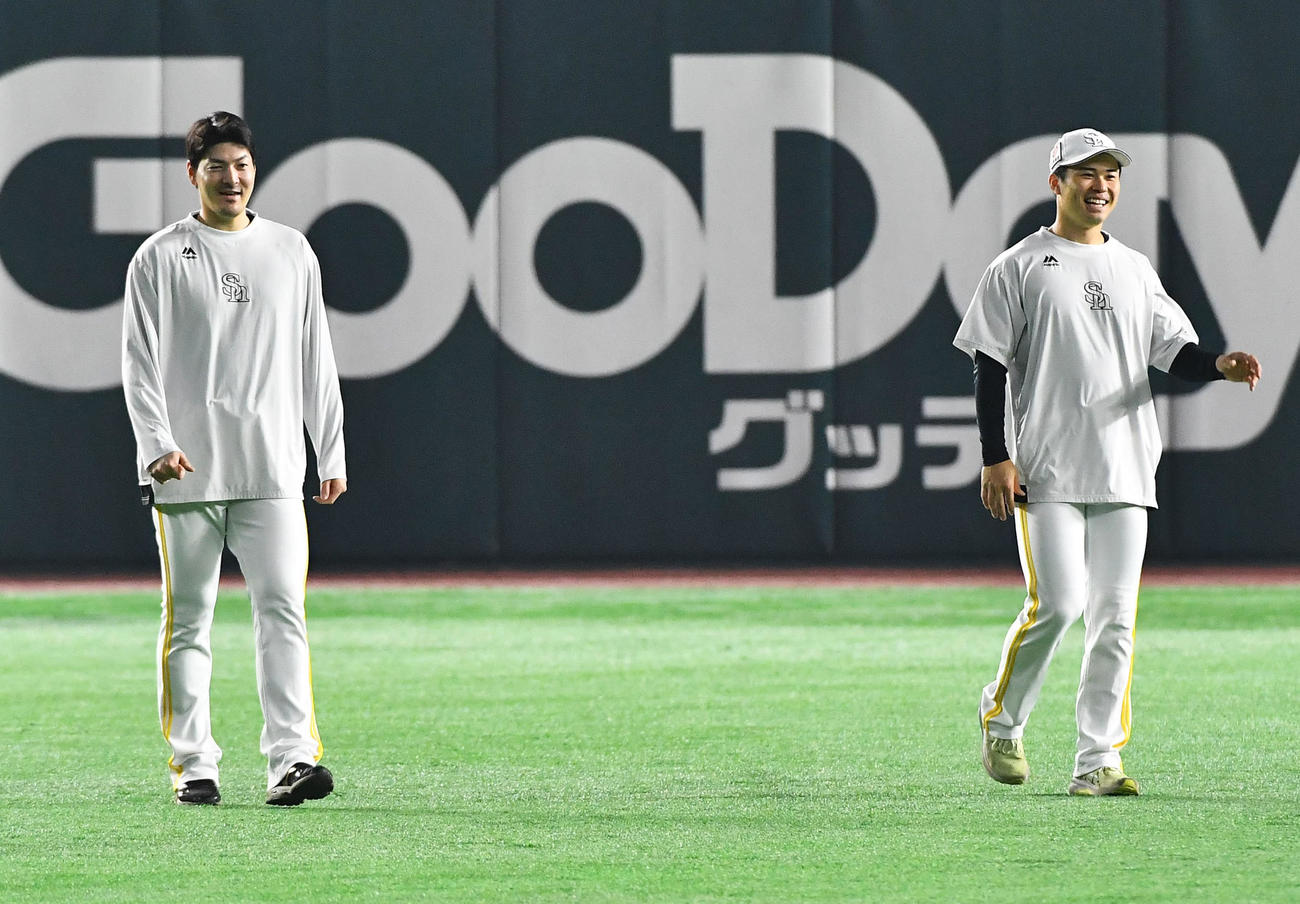 ウオーミングアップ中に談笑するソフトバンク有原（左）と松本晴（撮影・岩下翔太）