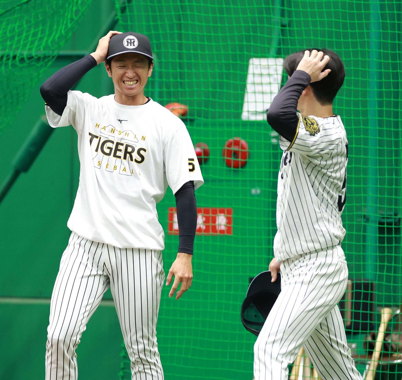 笑顔で話す近本と中野（2025年6月26日撮影）