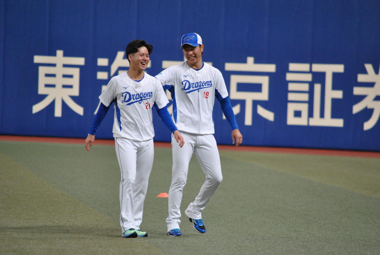 中日金丸（左）と高橋宏は明るい表情でウオーミングアップを行う