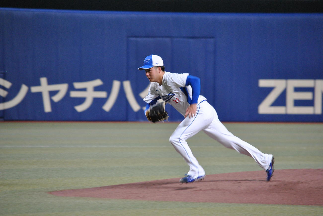 中日金丸はバント処理の練習を行う