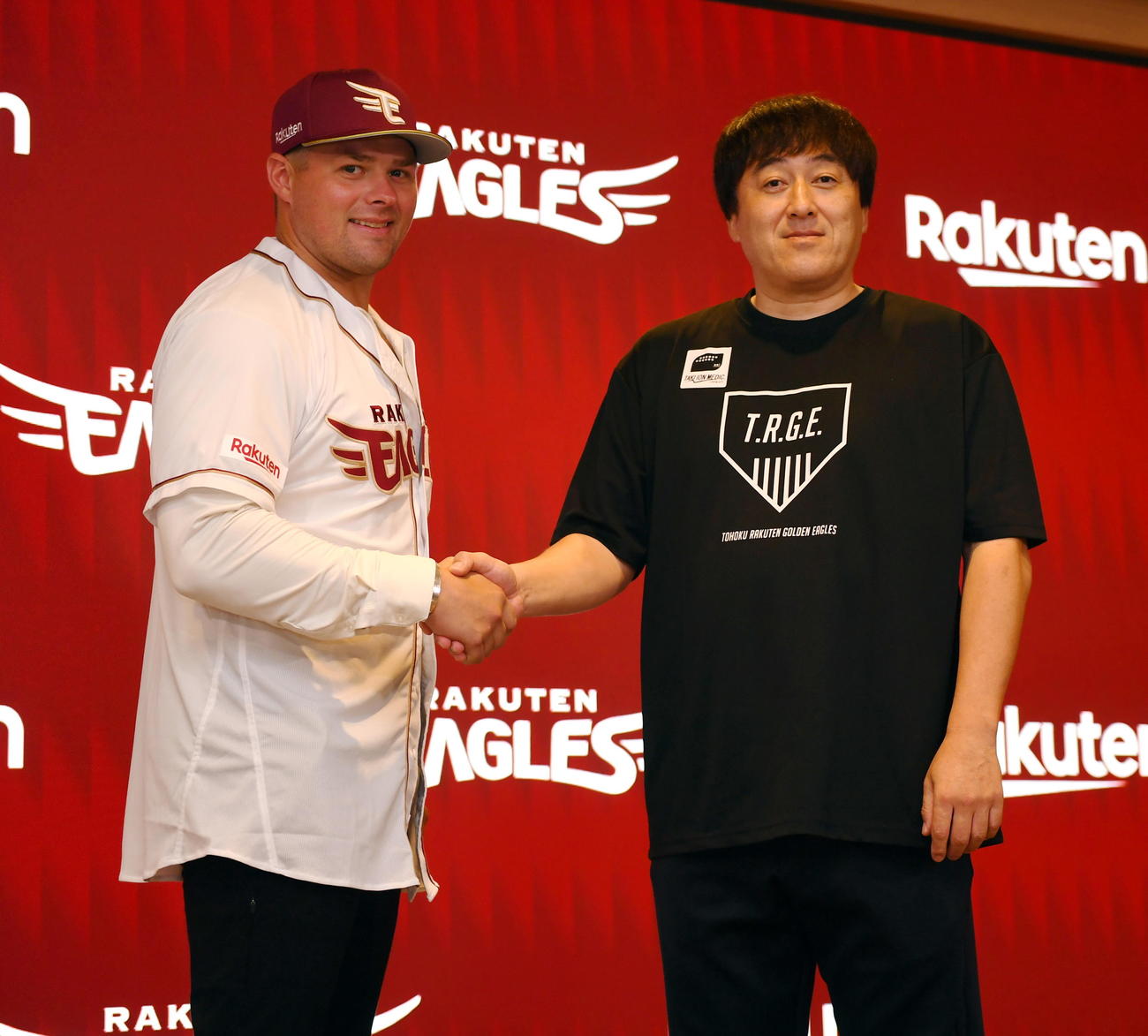 入団会見を行った楽天ボイト（左）と石井GM（撮影・山田愛斗）