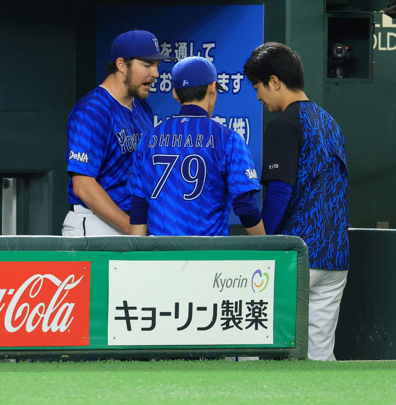 降板したバウアー（左）は大原投手コーチ（手前）に険しい表情で話す（2025年6月28日撮影）