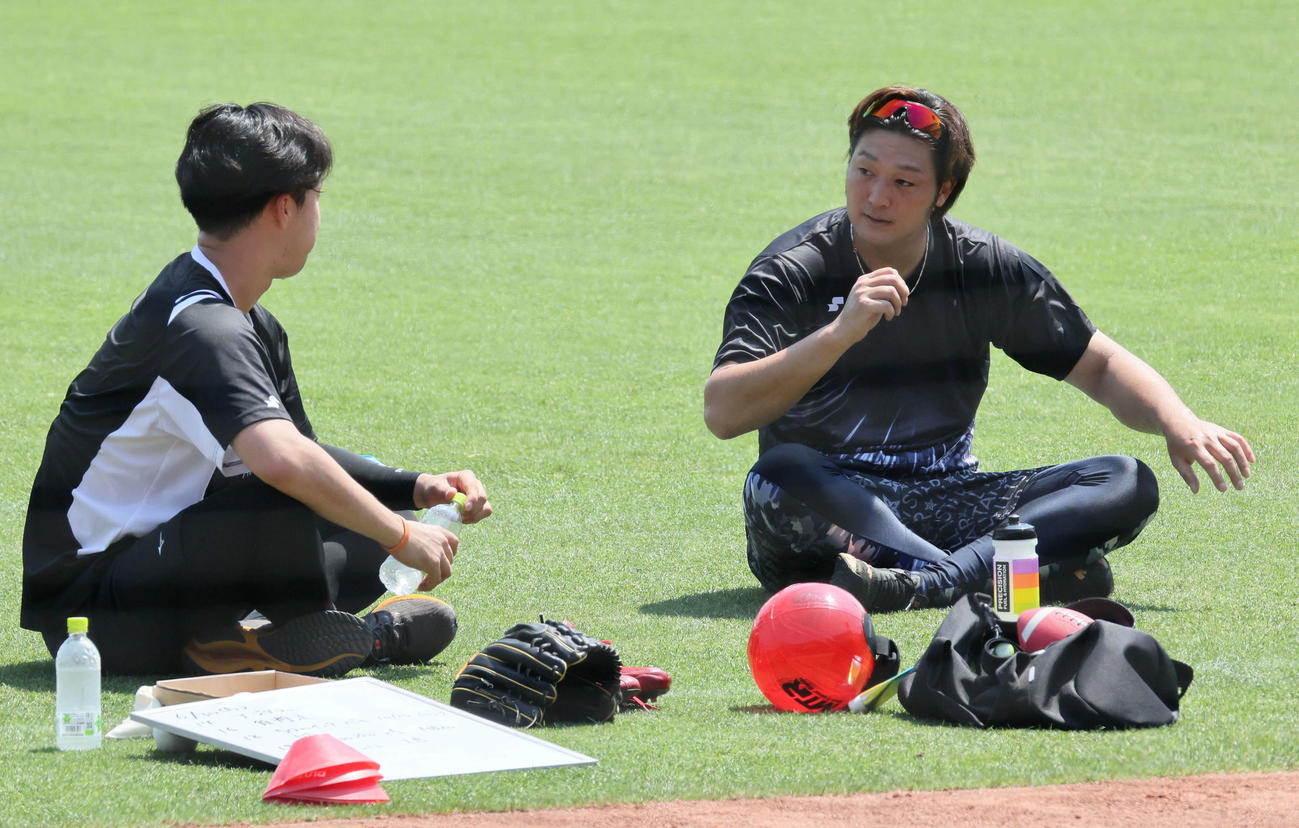キャッチボール後、床田（右）と話し合う佐藤柳（撮影・加藤孝規）