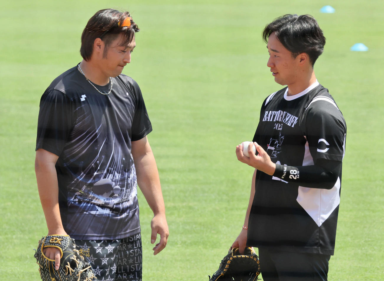 キャッチボール後、床田（左）と話し合う佐藤柳（撮影・加藤孝規）