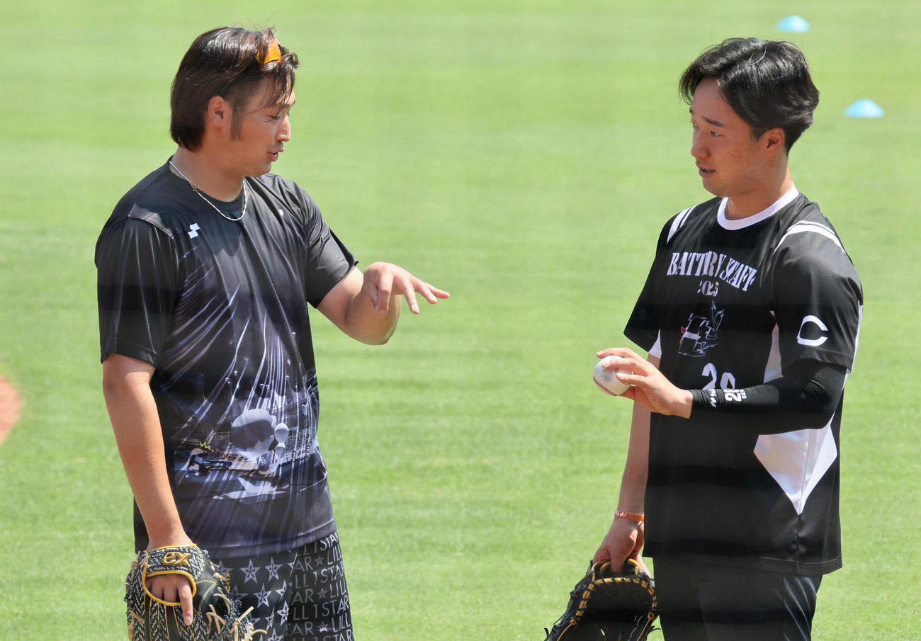 キャッチボール後、床田（左）と話し合う佐藤柳（撮影・加藤孝規）