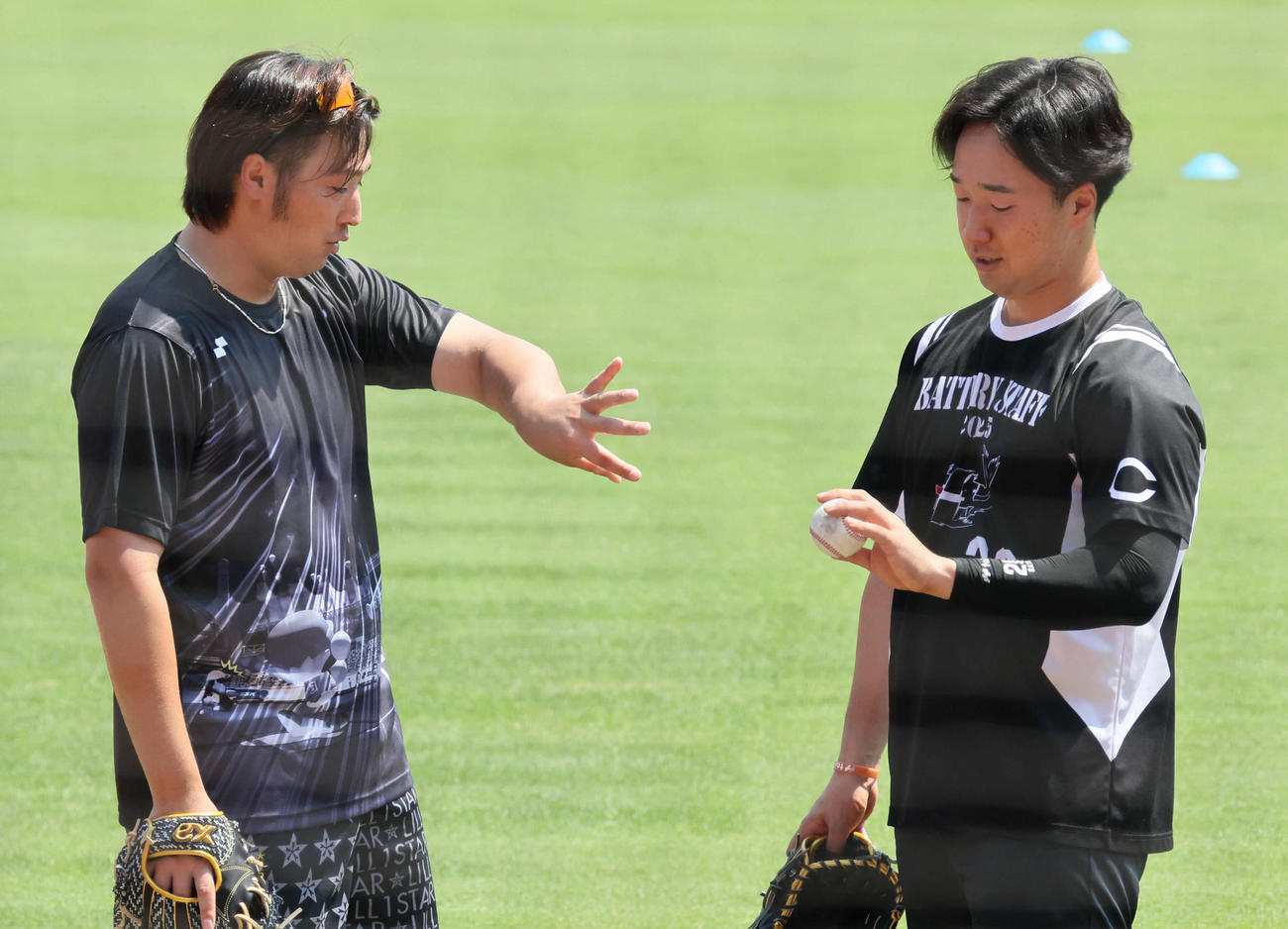 キャッチボール後、床田（左）と話し合う佐藤柳（撮影・加藤孝規）
