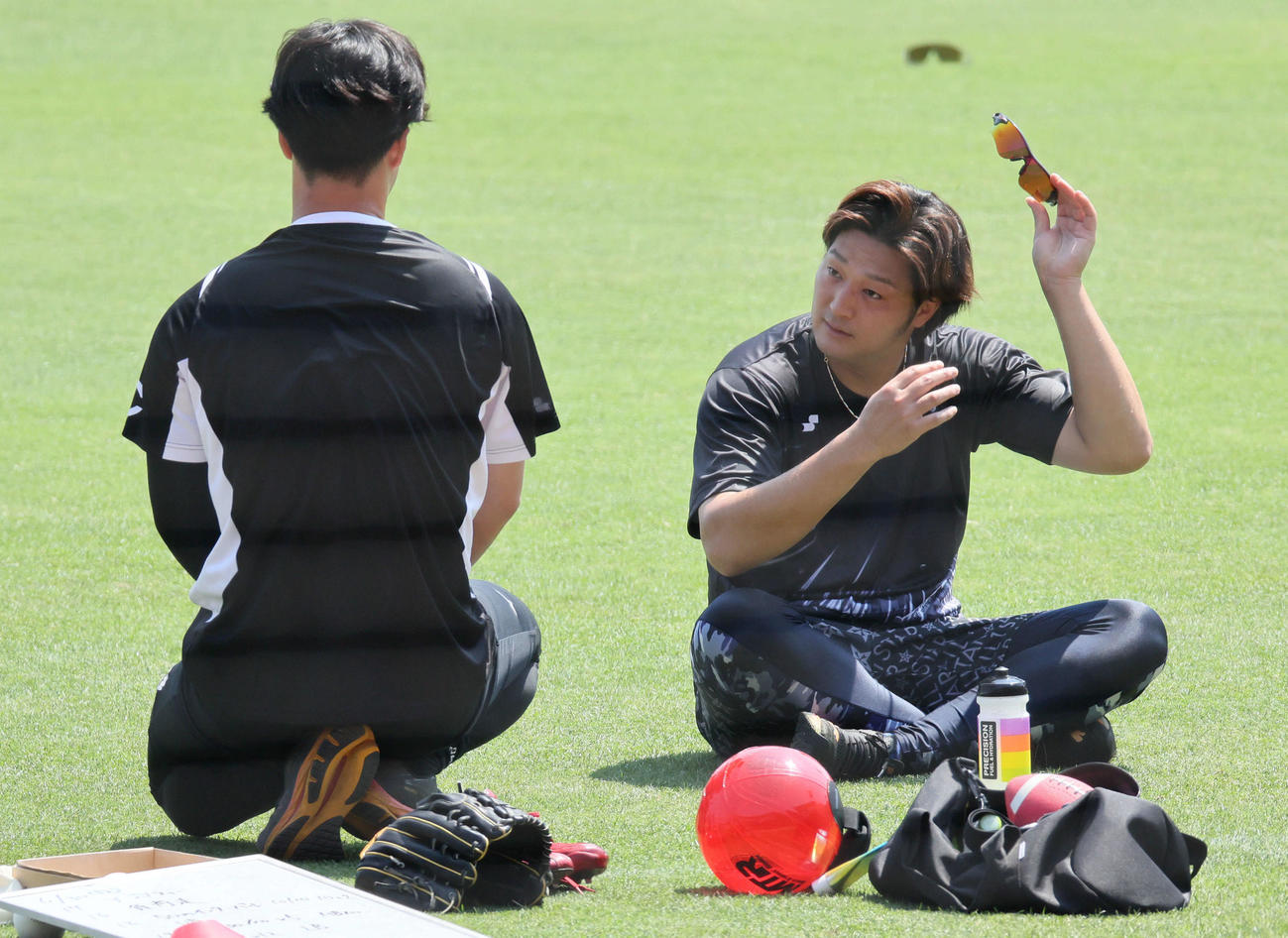 キャッチボール後、床田（右）と話し合う佐藤柳（撮影・加藤孝規）