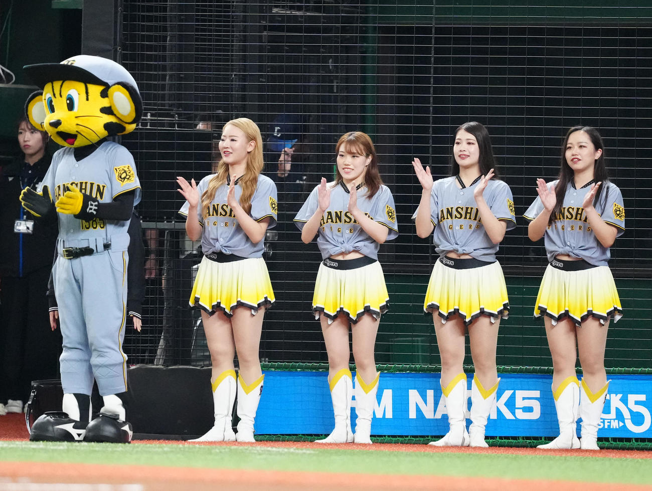 タイガースガールズ。左端はトラッキー（2025年6月11日撮影）