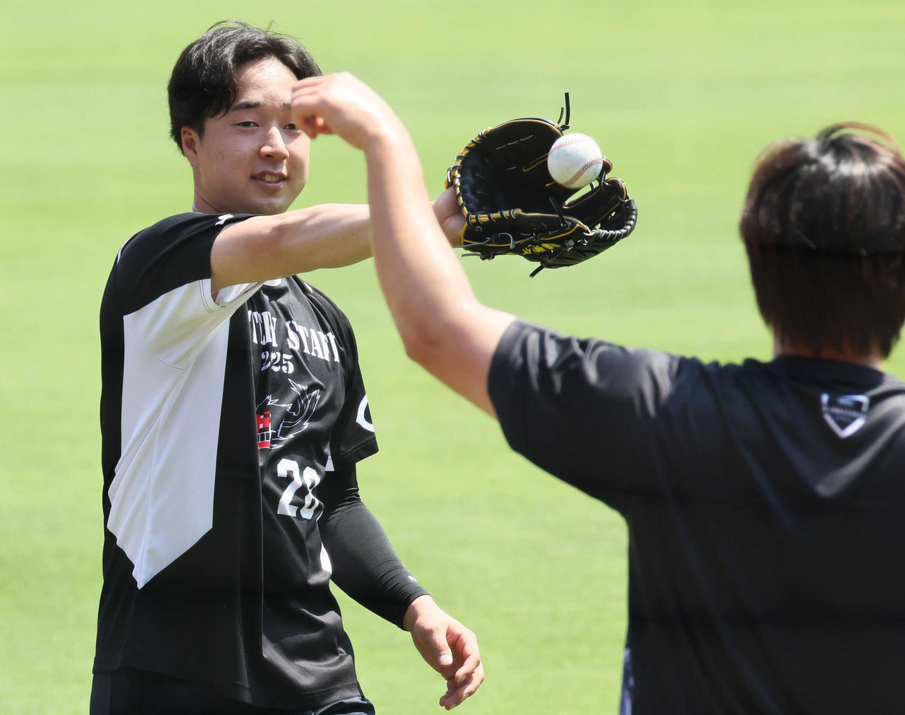 床田とキャッチボールをした佐藤柳（左）（撮影・加藤孝規）