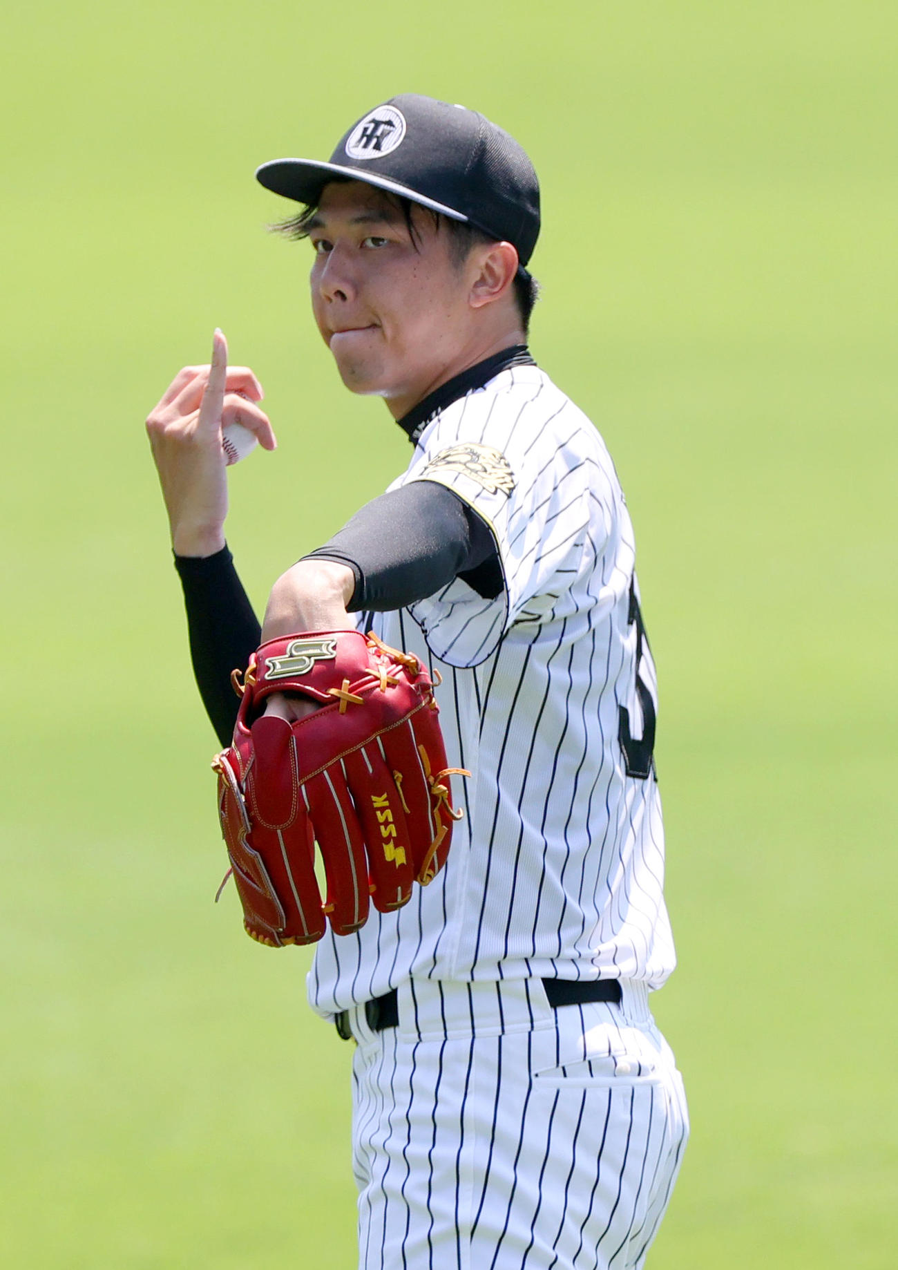 投手指名練習でキャッチボールする阪神才木（撮影・上山淳一）