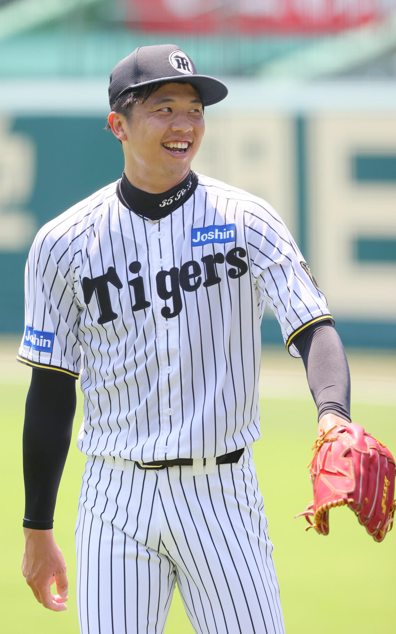 投手指名練習で笑顔を見せる阪神才木（撮影・上山淳一）
