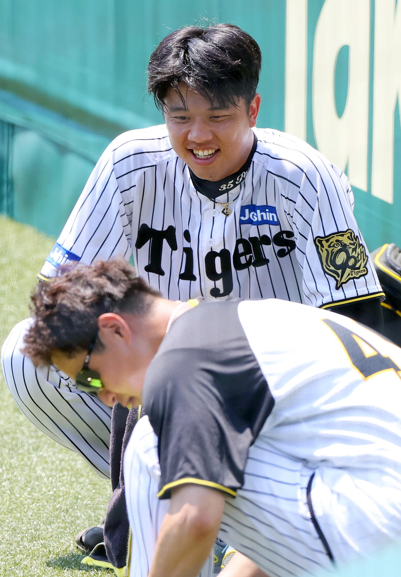 投手指名練習で笑顔を見せる阪神才木。手前は大竹（撮影・上山淳一）