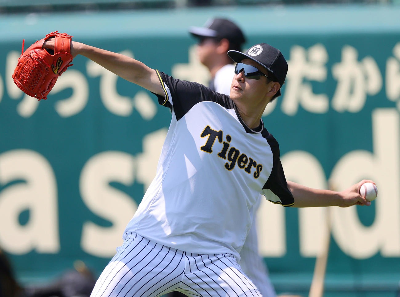 投手指名練習でキャッチボールする阪神大竹（撮影・上山淳一）