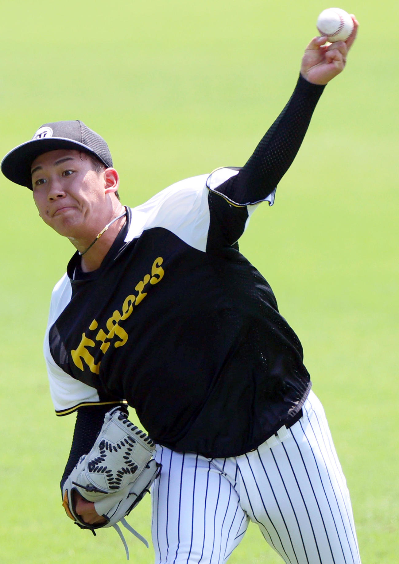 投手指名練習でキャッチボールする阪神伊原（撮影・上山淳一）
