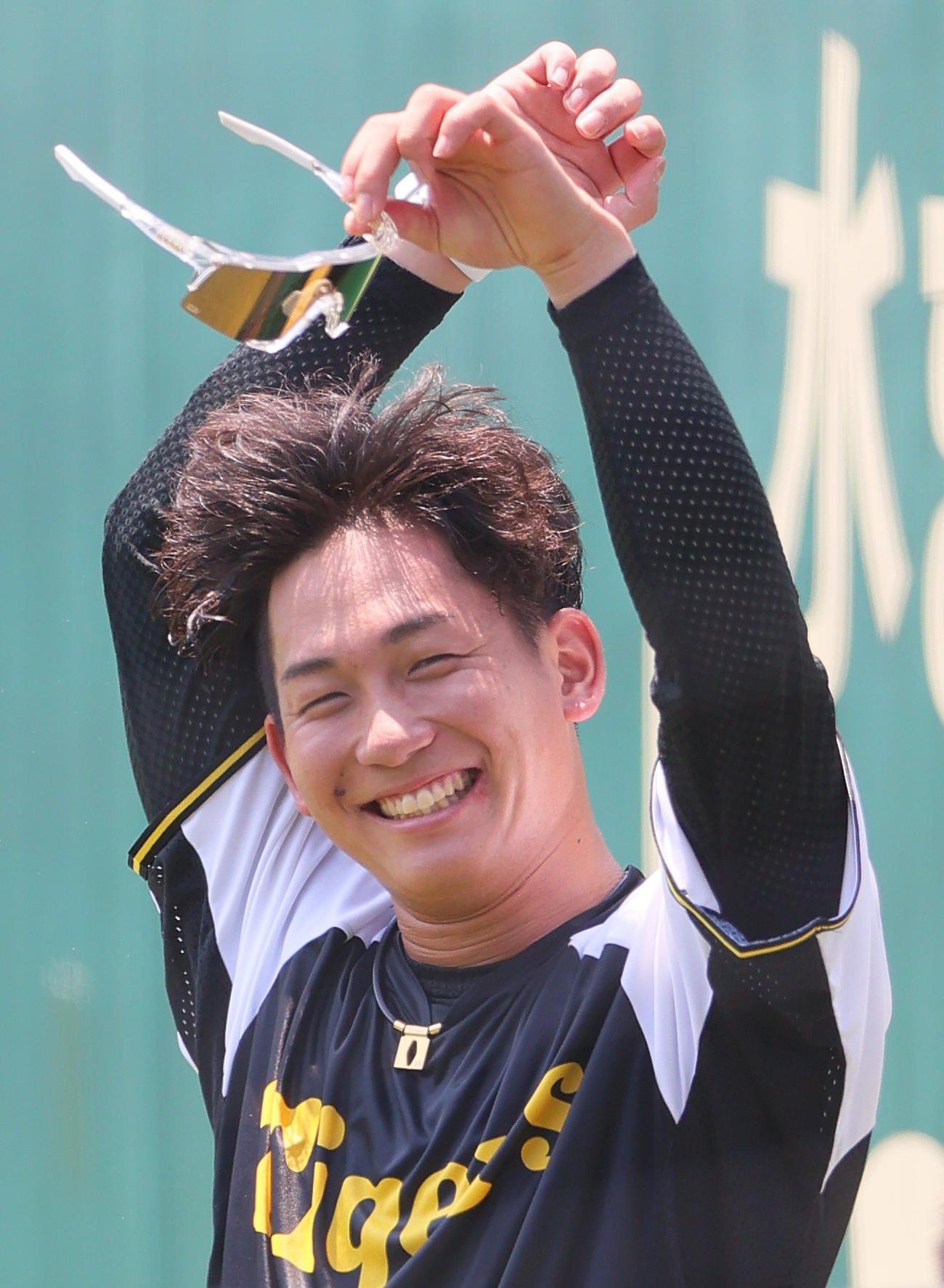 投手指名練習でリラックスした表情を見せる阪神伊原（撮影・上山淳一）