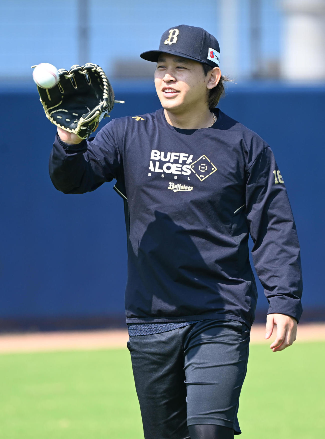 キャッチボールで調整するオリックス宮城（撮影・和賀正仁）