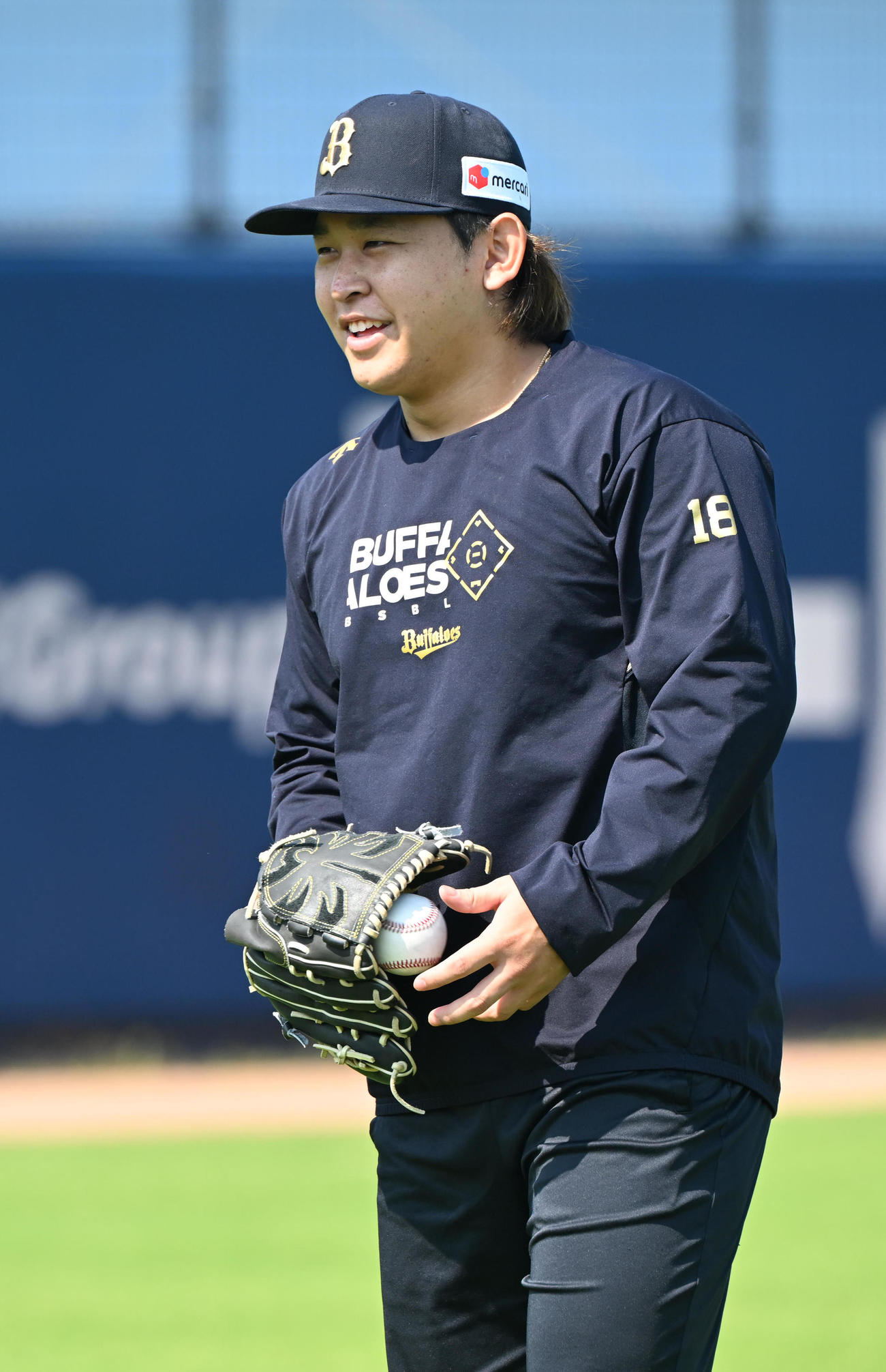笑顔でキャッチボールするオリックス宮城（撮影・和賀正仁）