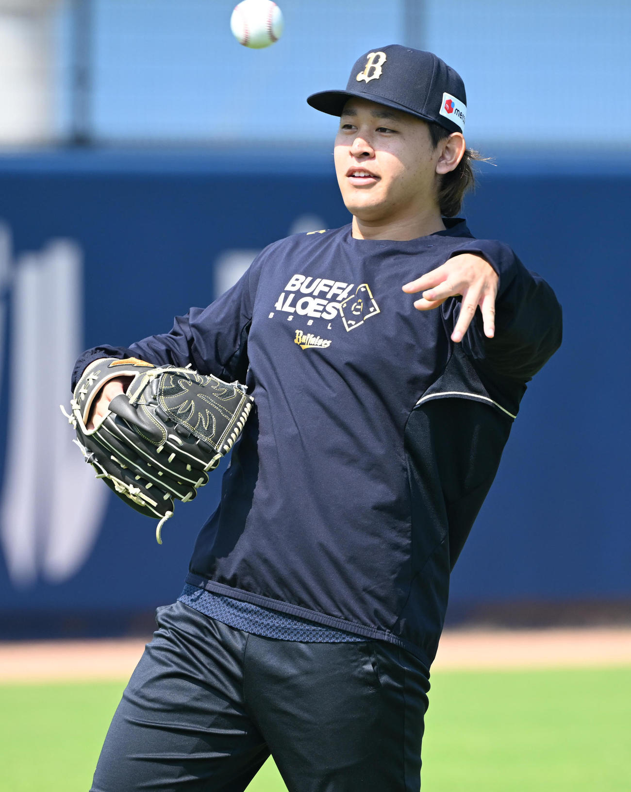 キャッチボールで調整するオリックス宮城（撮影・和賀正仁）
