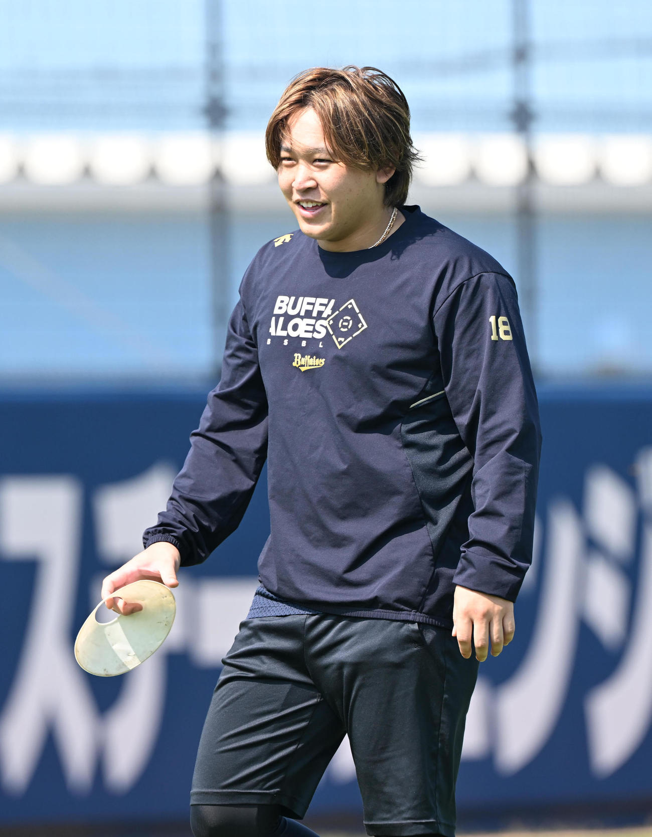 ランニングを終え笑顔を見せるオリックス宮城（撮影・和賀正仁）