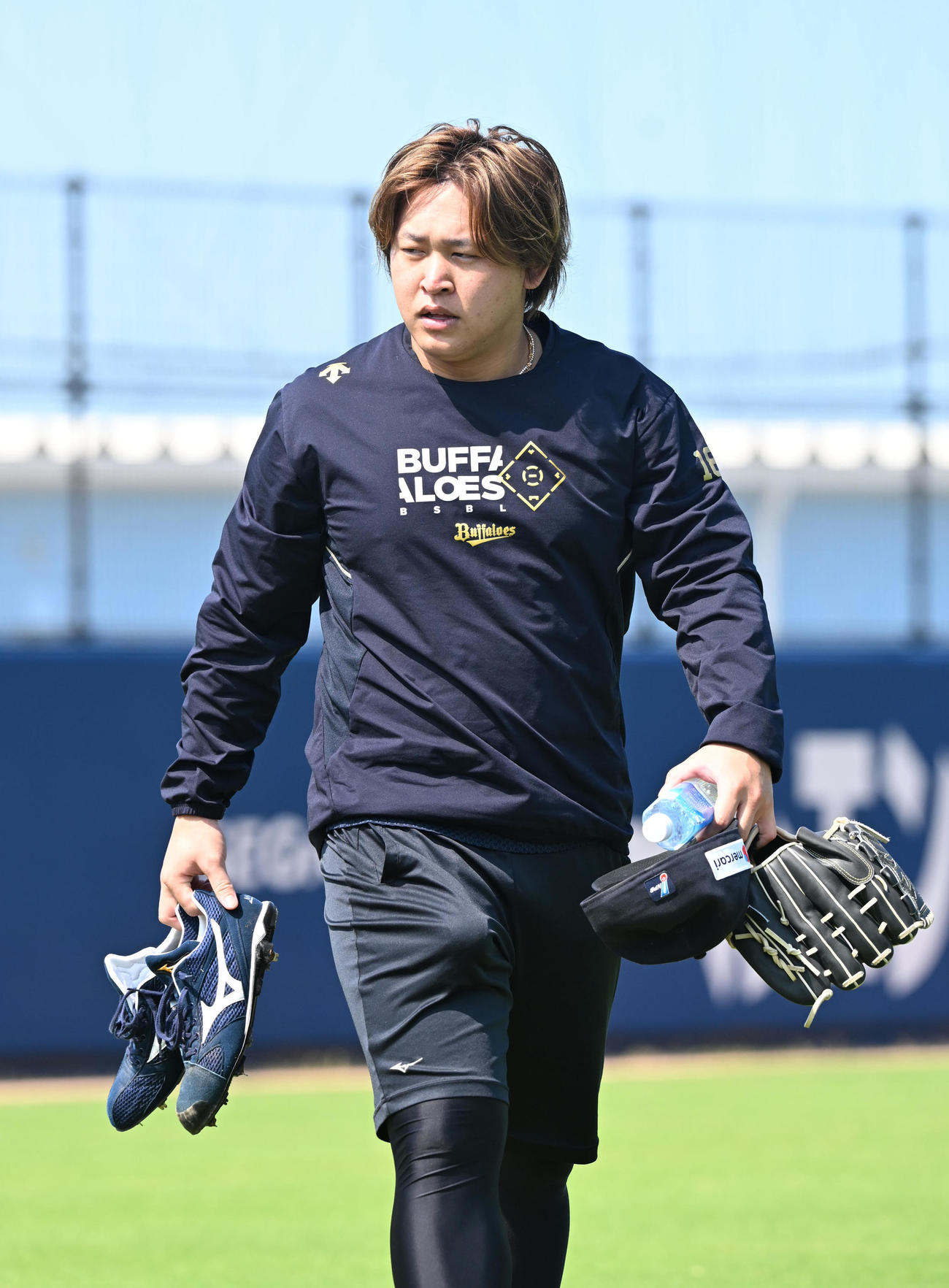 練習を終え、引き揚げるオリックス宮城（撮影・和賀正仁）