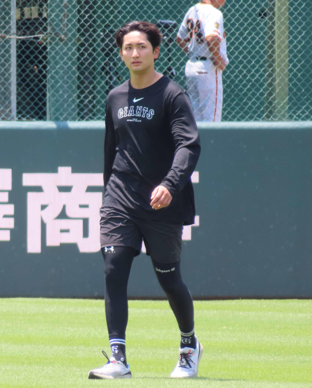 ランニングをする巨人横川（撮影・水谷京裕）