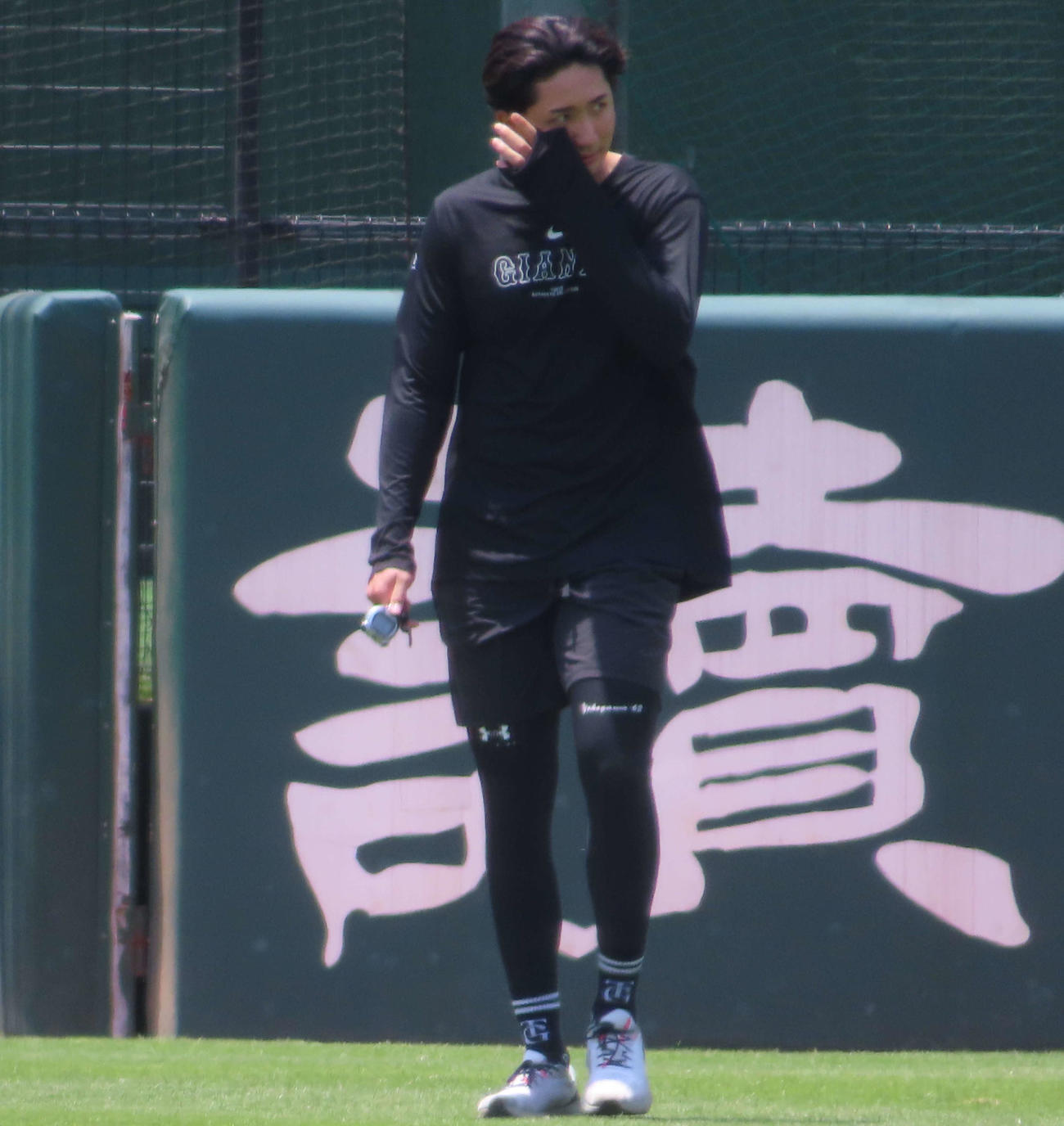 ランニング中に汗を拭う巨人横川（撮影・水谷京裕）