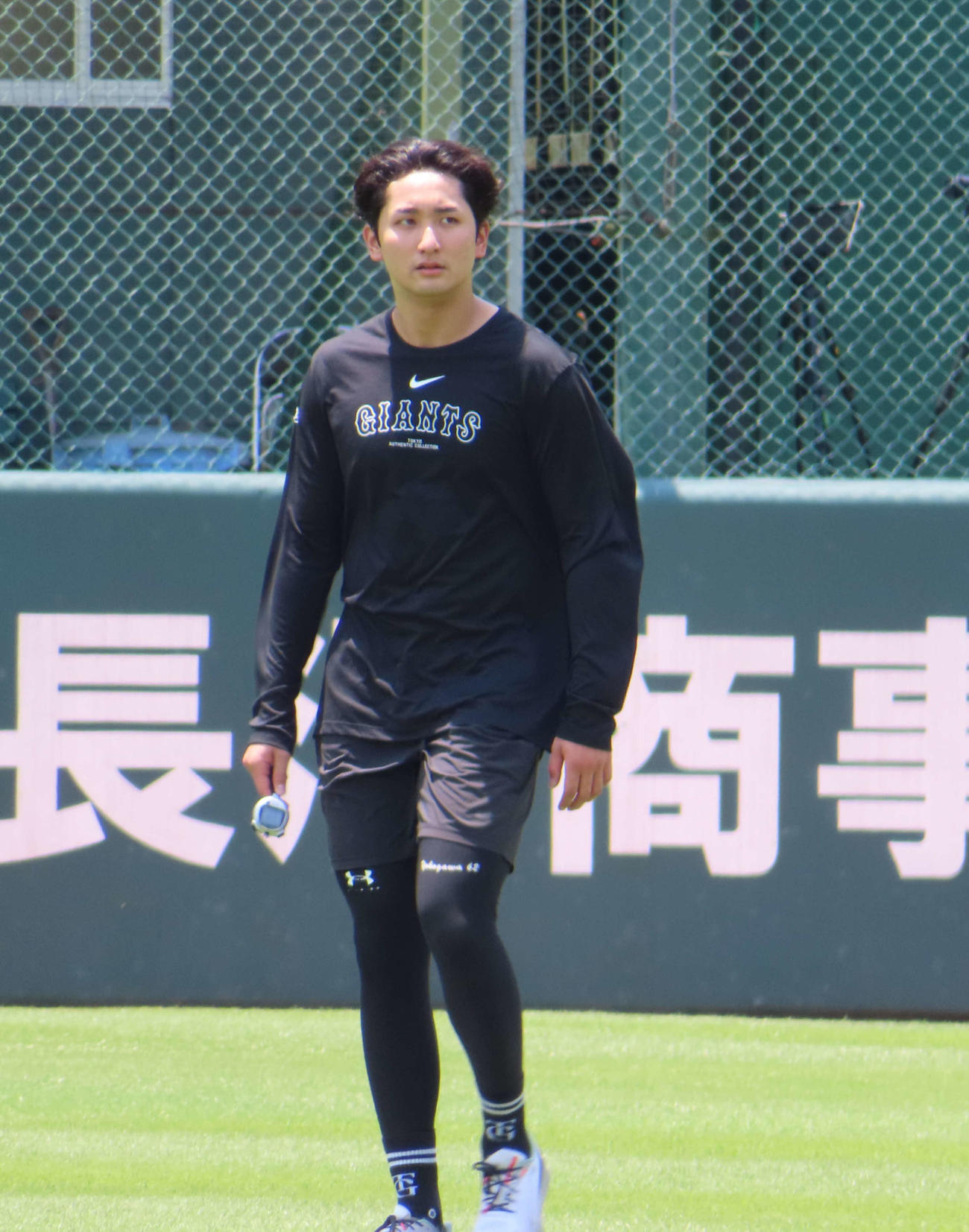 ランニングをする巨人横川（撮影・水谷京裕）