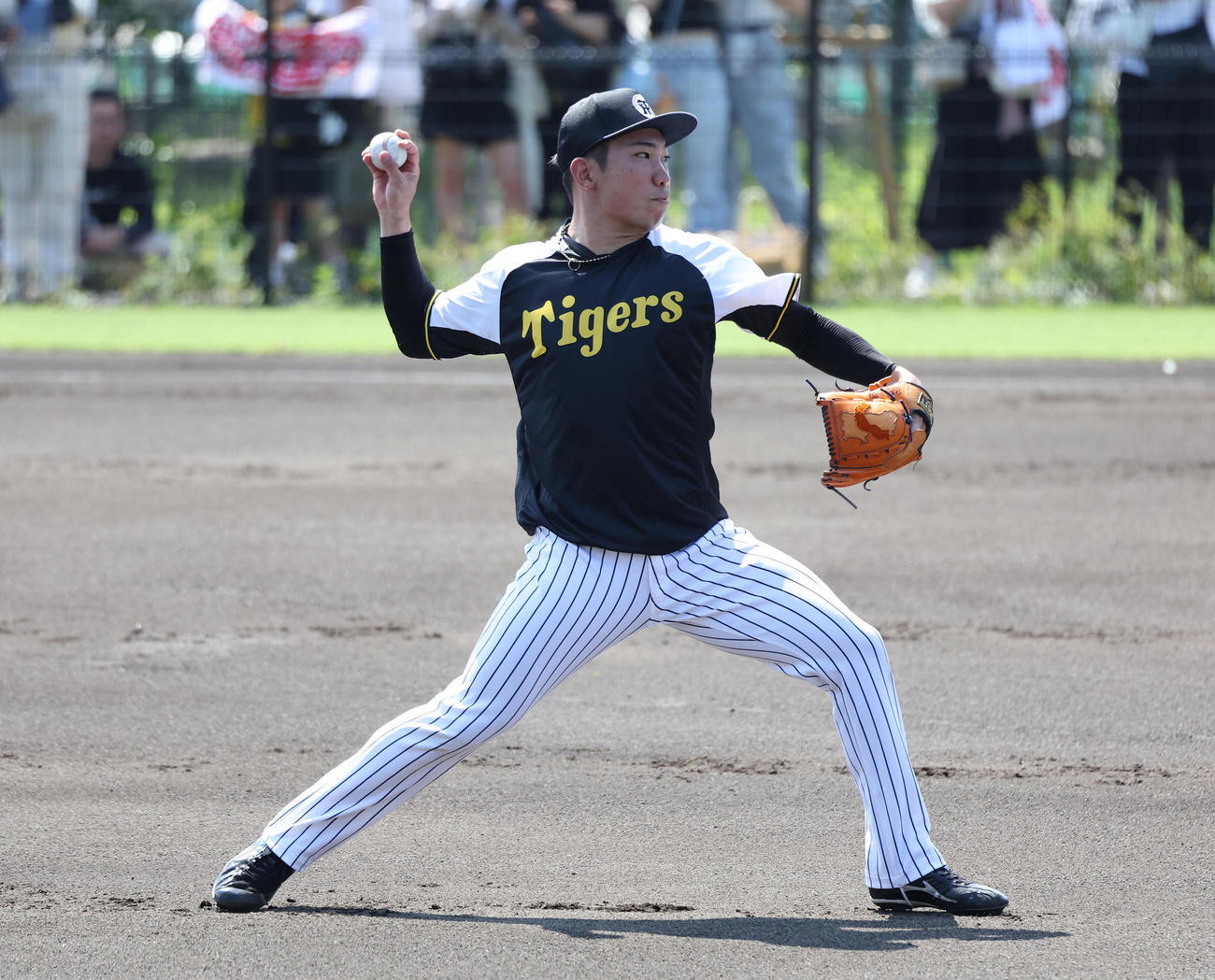 ウエスタン・リーグ阪神対中日　キャッチボールする石井大智（2025年6月29日撮影）
