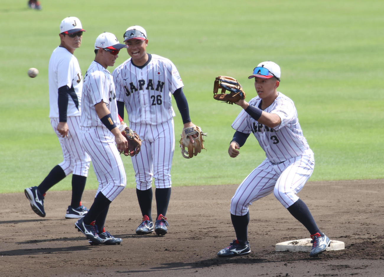 侍ジャパン大学代表直前合宿で投内連係プレーをする創価大・立石（右端）（撮影・柴田隆二）