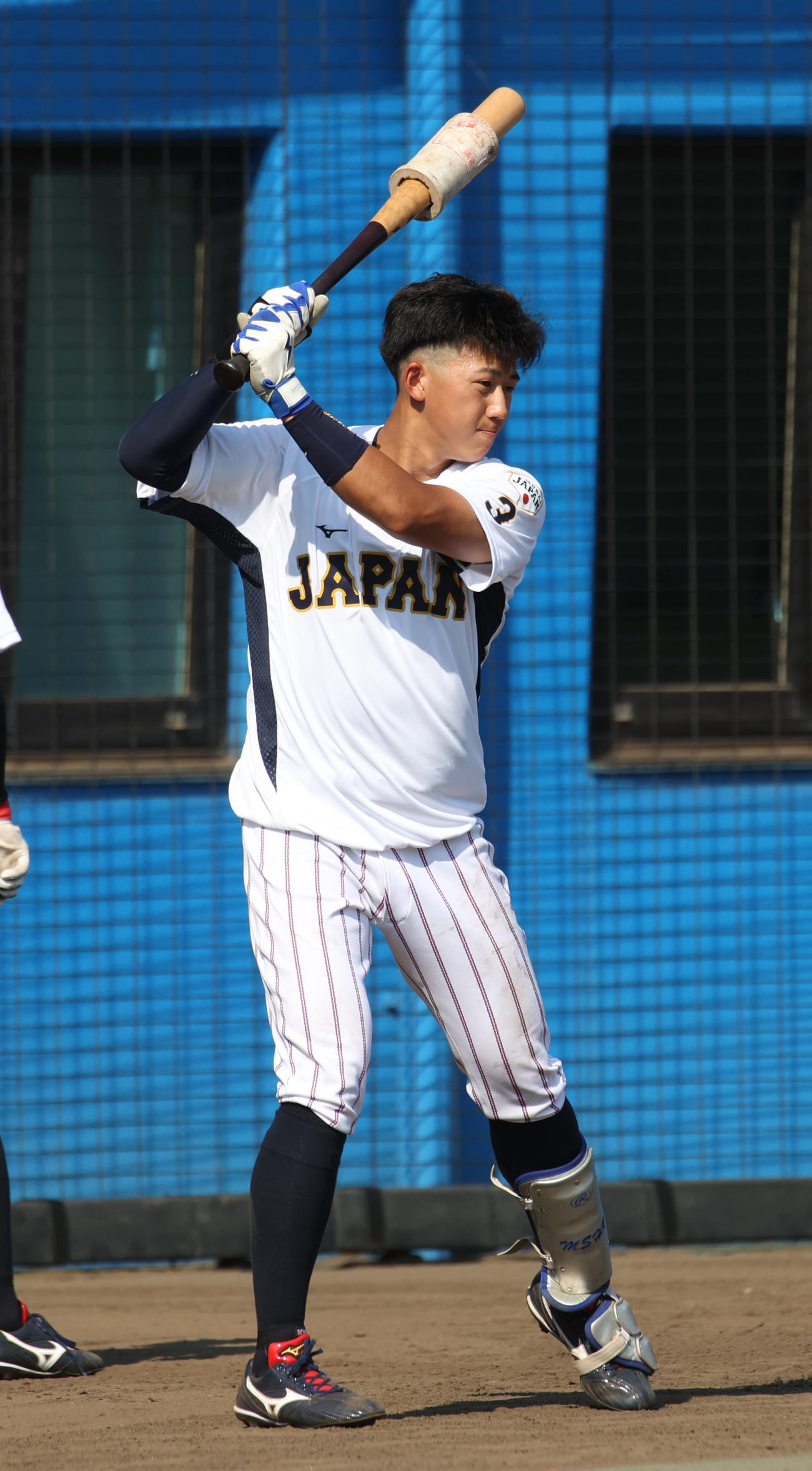 侍ジャパン大学代表直前合宿でフリー打撃の前に素振りをする創価大・立石（撮影・柴田隆二）