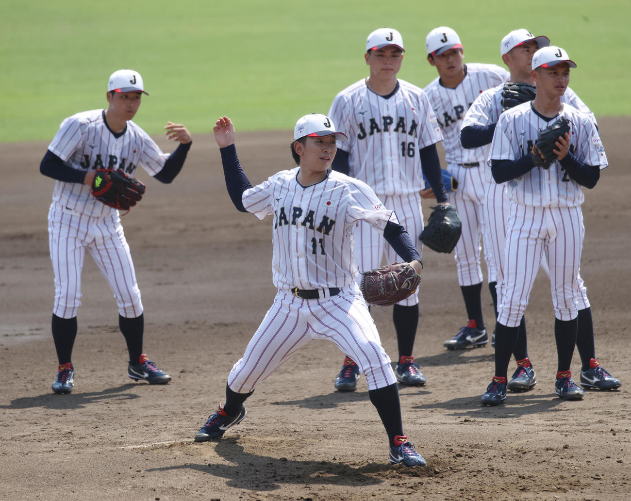 侍ジャパン大学代表直前合宿で投内連係プレーをする早大・伊藤（左から2人目）（撮影・柴田隆二）