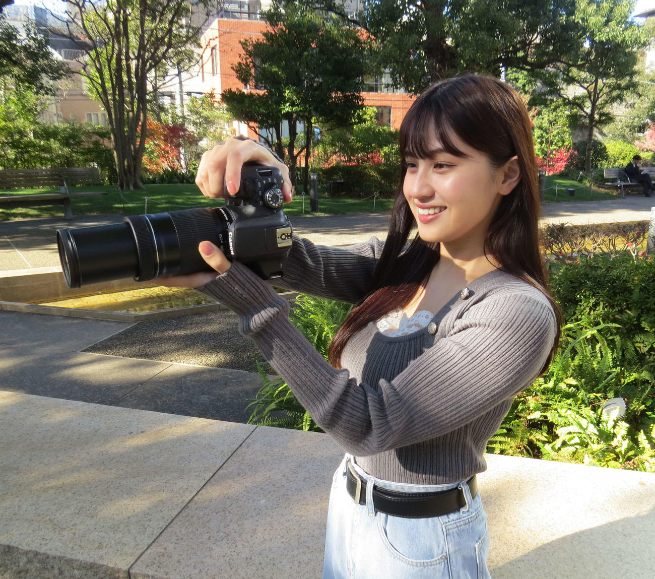 自身のカメラを構える花咲楓香