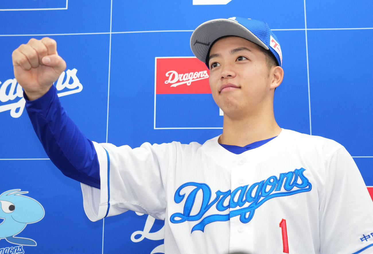 カメラマンからのリクエストでポーズを決める岡林勇希（撮影・森本幸一）