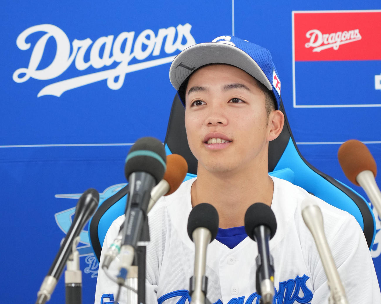 会見する岡林勇希（撮影・森本幸一）